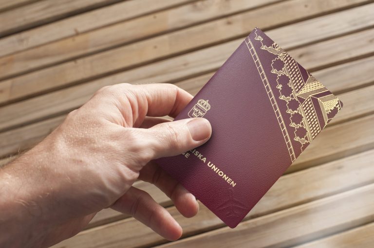 köpa svenskt pass